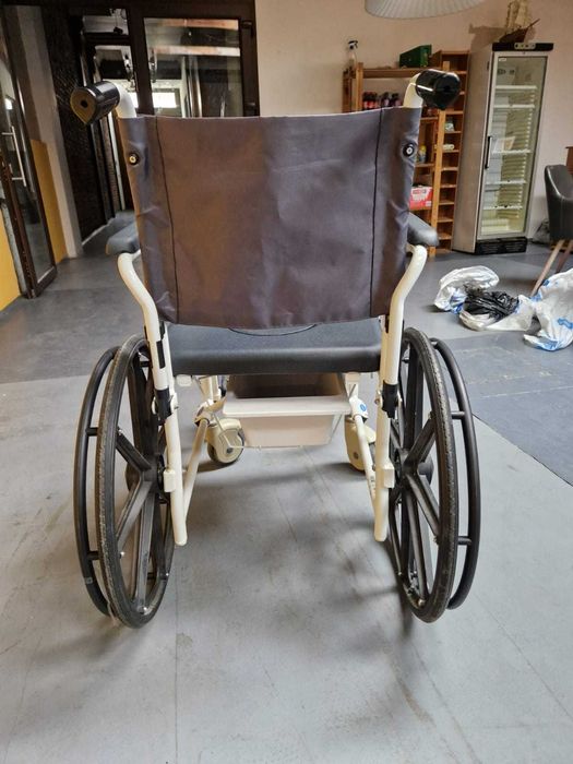 Vând scaun cu rotile pliabil