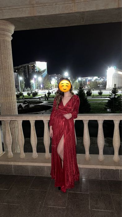 Платье сияющее красное