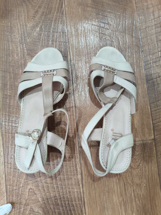 Продам черные и бежевые босоножки