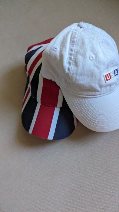 Детски шапки с козирка 2 бр.