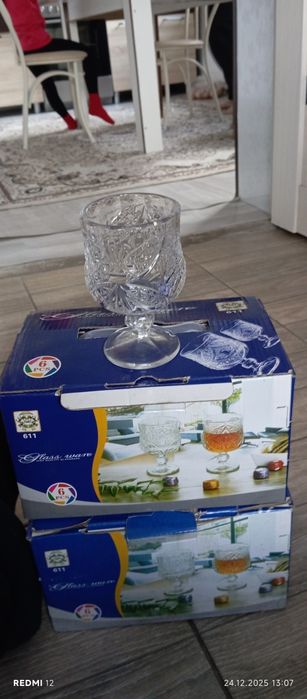 Посуда и кресло.