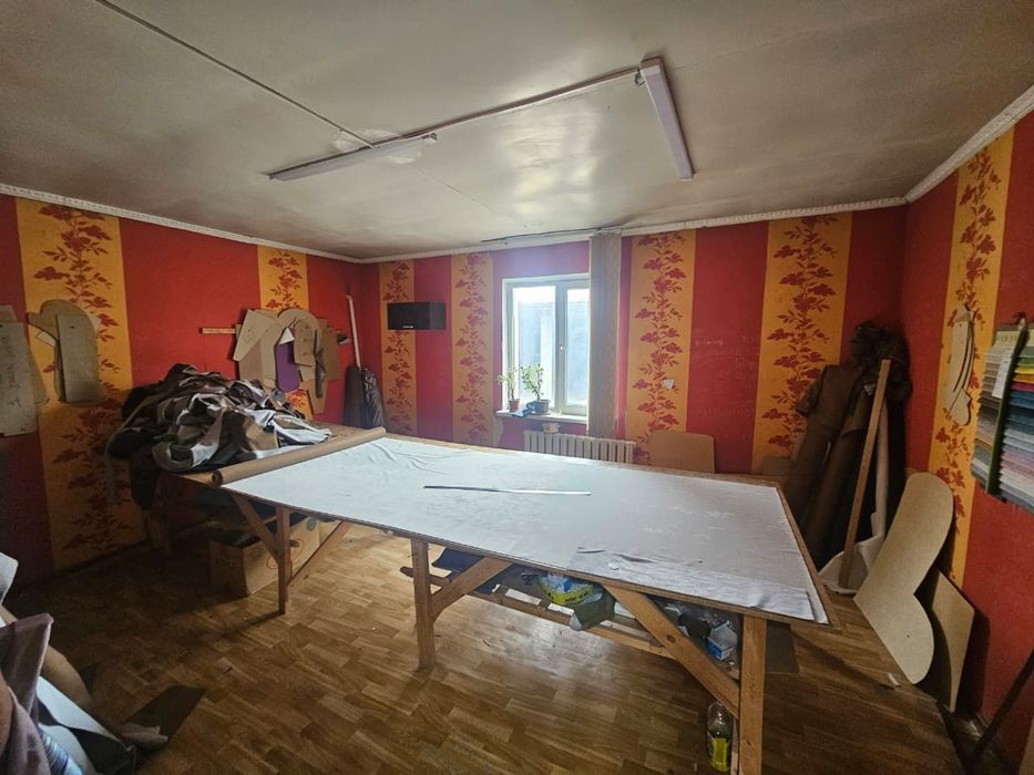 Дом с мебельным цехом