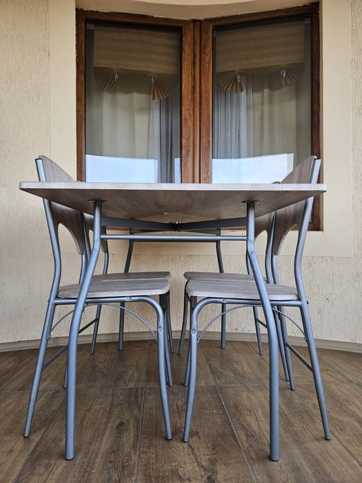 Маса с четири  стола