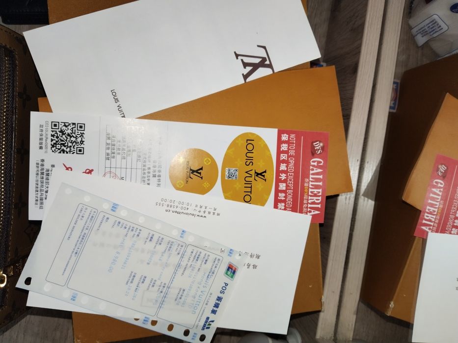 Сумка луивиттон с документами.