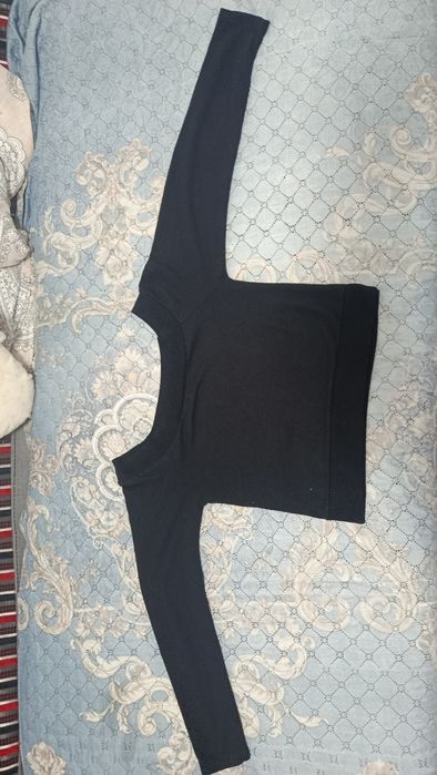 Продаю кофточку с открытой плечи !!!