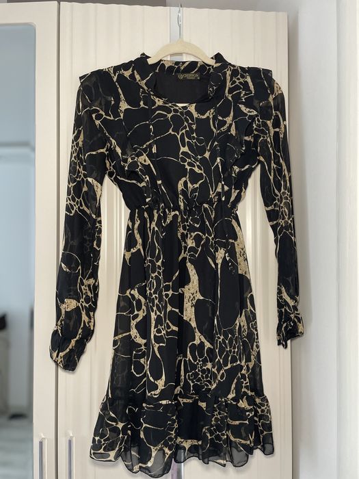 Черна рокля с дълъг ръкав