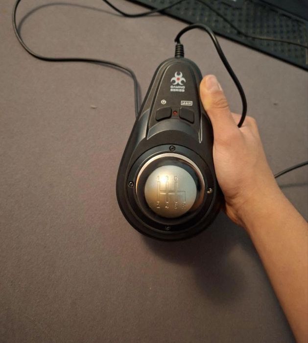 Volan Gaming cu pedale și schimbător de viteze