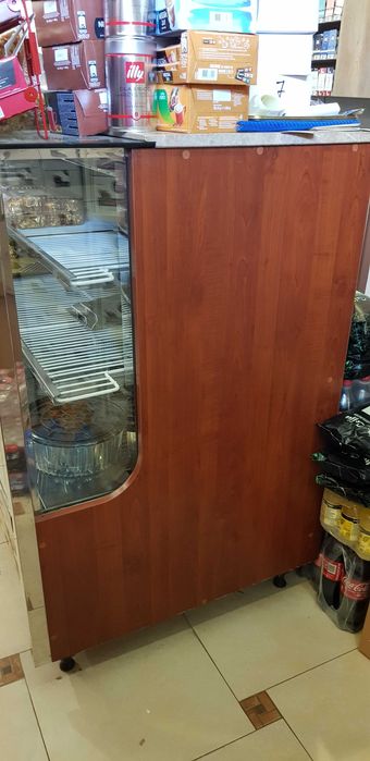 Сладкарска хладилна витрина за торти