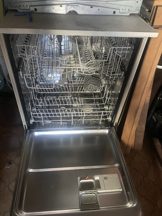 Sadomialna 60sm Miele .     Indesit   .         Whirlpool.