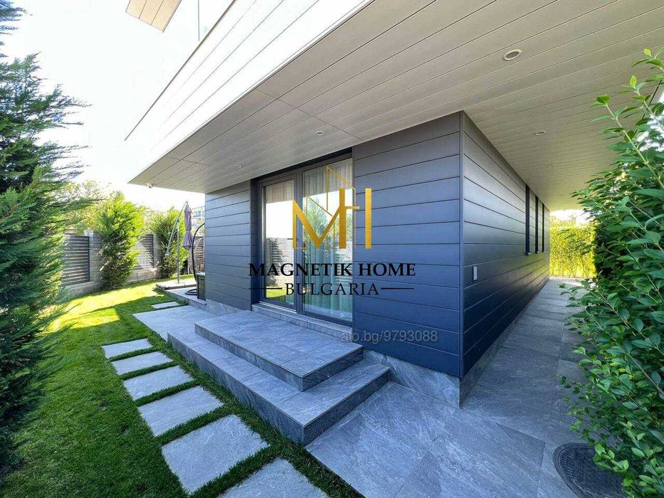 Великолепна къща с 3 спални, 4 бани, 2 паркоместа  в ж.к. Крайморие