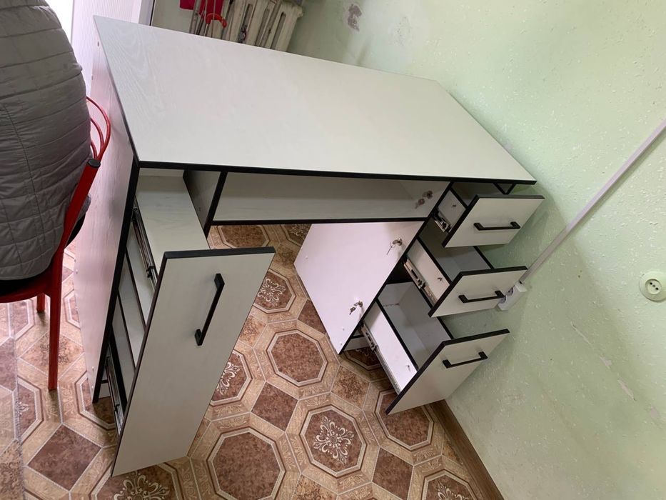 Маникюрный стол. В отличном состоянии.