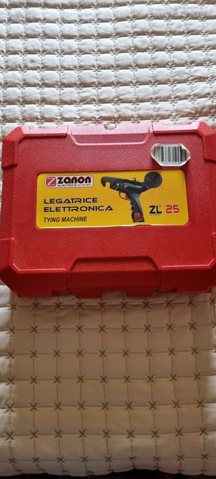 Акумулаторна машина за връзване на лозе