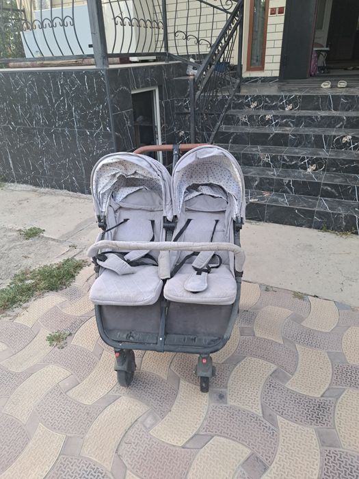 Коляска продаётся двухместная. Для близняшек