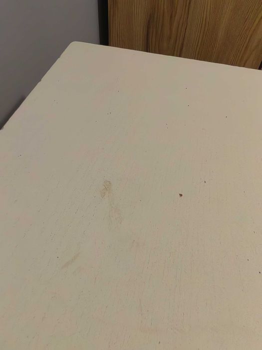 Дървена, бяла маса