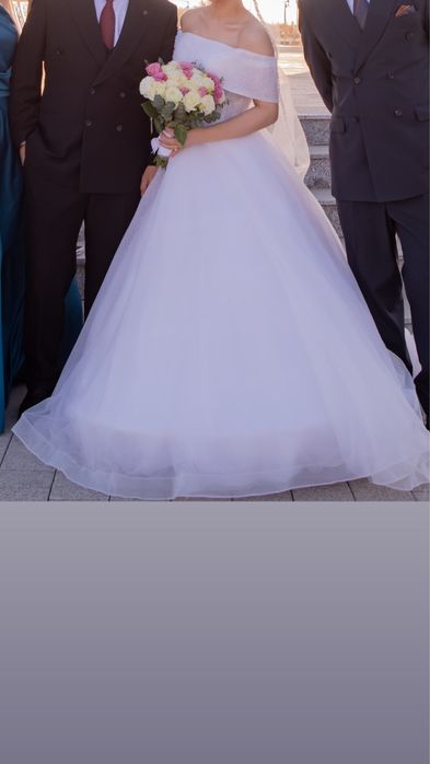 Той көйлегі сатылады .