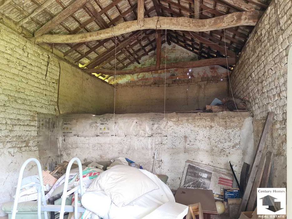 116218 Двуетажна къща с равен двор и стопански постройки в с. Ресен