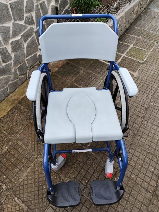 Инвалиден стол за баня и тоалетна