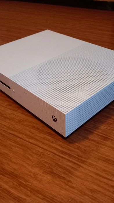 Vând Xbox One S 1TB