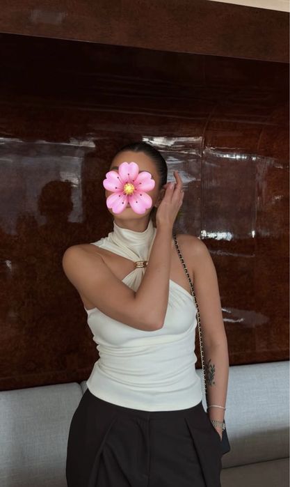 Продам топ с красивой деталью