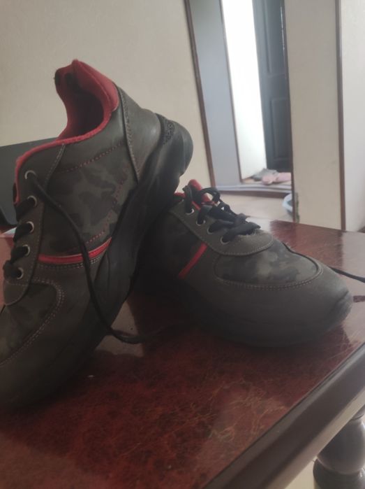 Кросовки для подростка. 38 размер