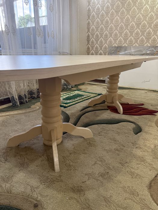 Стол для гостей