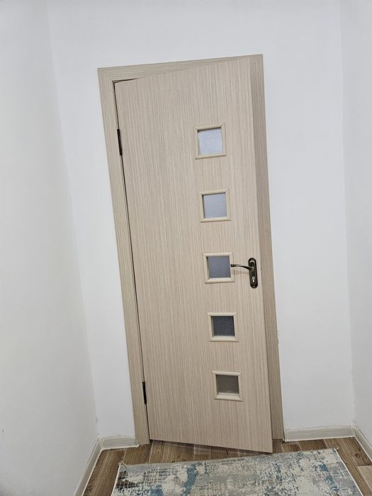 Есік,диван,прихожка