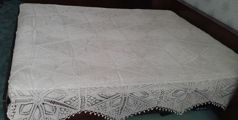 Уникална ръчно плетена кувертюра за спалня