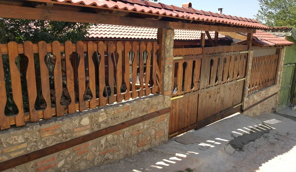 Изработвам дървени парапети, огради, порти, облицовки, декорация