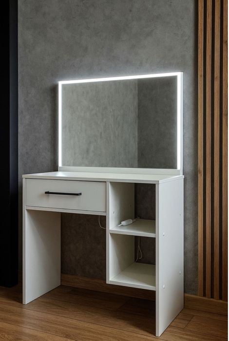 Столик с зерколом для подростков