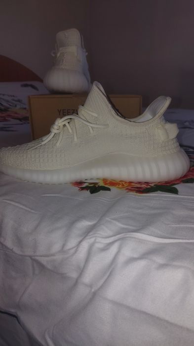 Adidași albi yeezy 350 v2 albi cu cutia lor originală mărimea 43.