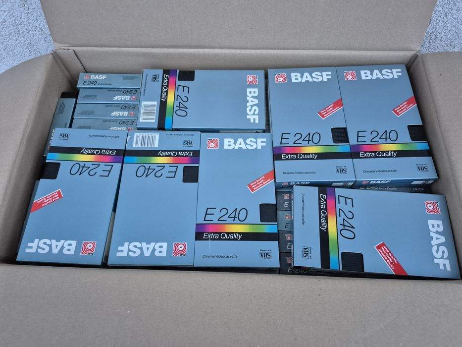 Vând 65 casete video VHS originale 240 minute colectie de filme