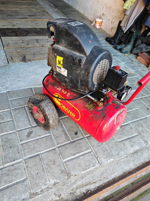 Compresor 24 litri funcțional.