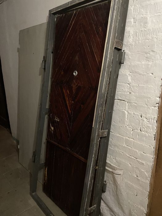 Мнталическая дверь в хорошем состоянии