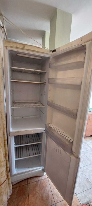 Frigider tip combină frigorifică INDESIT în stare de funcționare