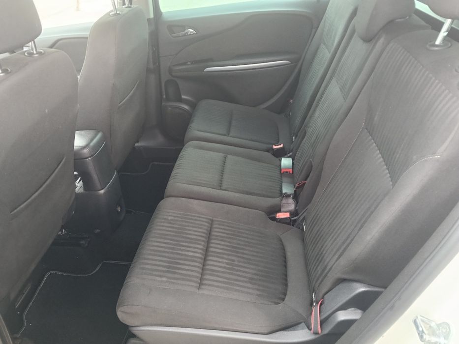 Vând Opel Zafira C