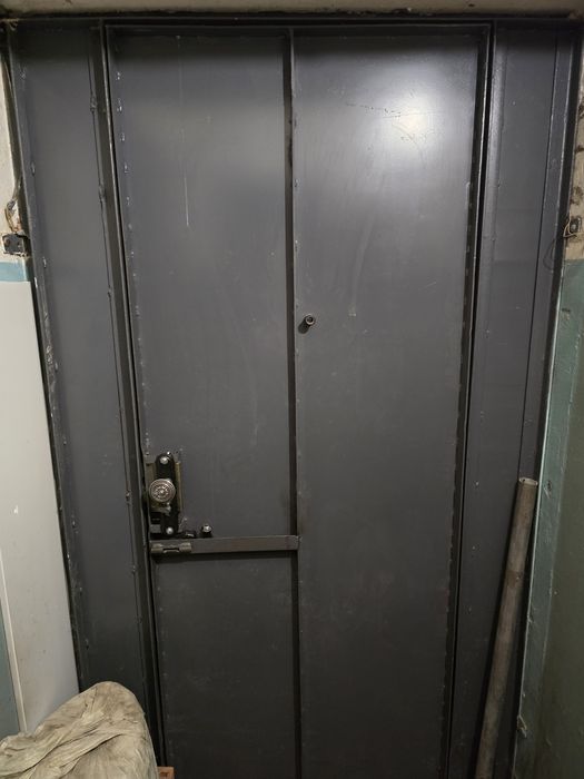 Металлическая дверь