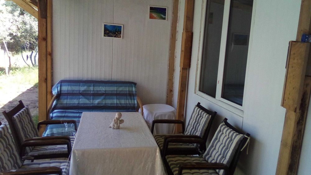 Продавам обзаведено бунгало до плаж в Кариани - 8000 евро.