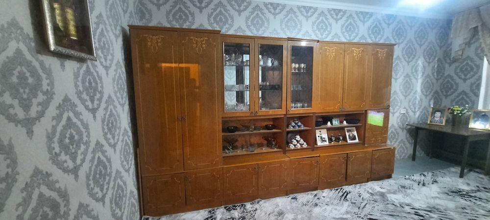 Продаётся белорусская крепкая красивая прочная стенка,  плюс подставка