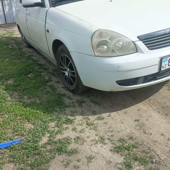 Продам Приору торг у капота.