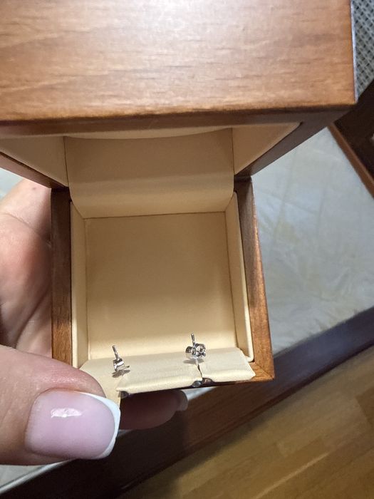Продам серьги гвоздики серебро