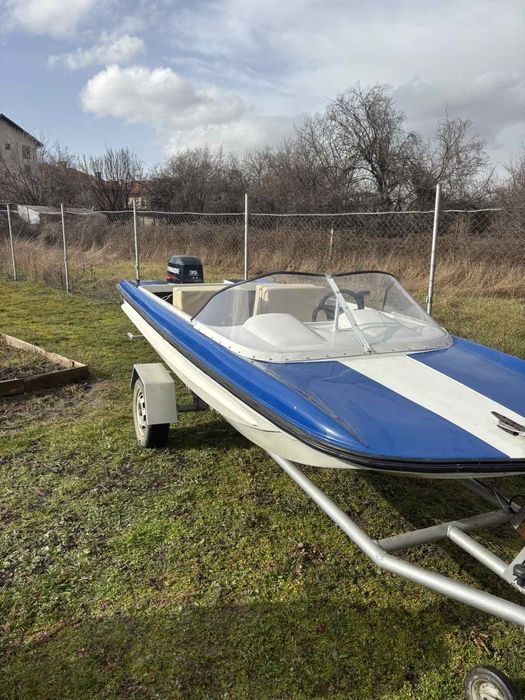 Лодка тримаран с двигател Евинруд и к