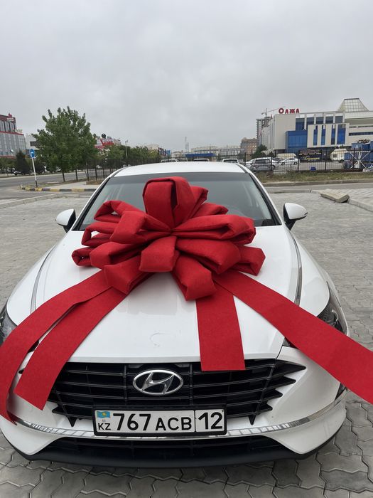 Красный бант на машину