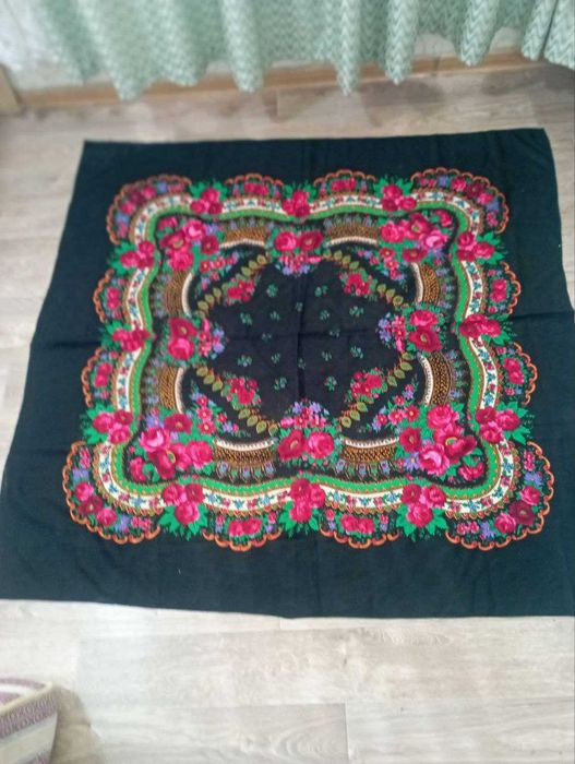 Продаются красивые  японские и российские  шерстяные платки