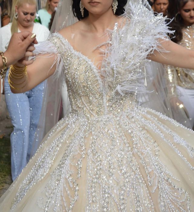 Продавам булченска рокля +подарък корона към нея