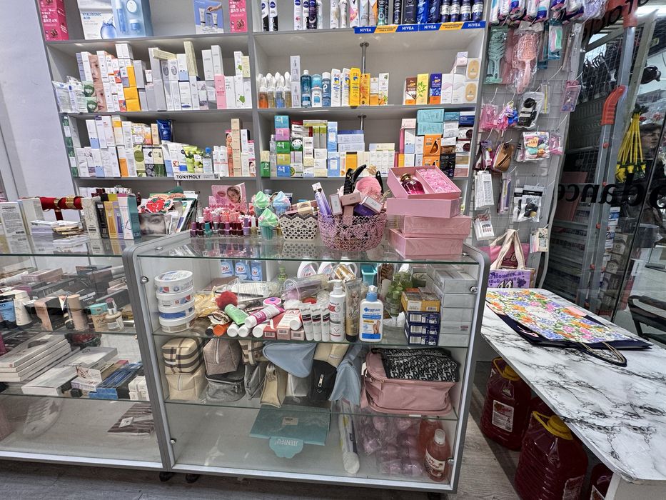 Полкали шкаф витрина сотилади срочна