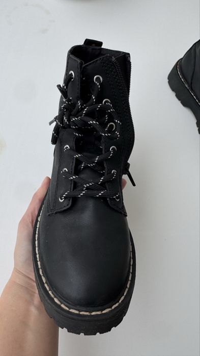 Продам на девочку детскую обувь