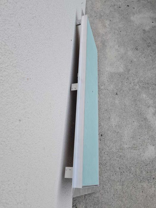 Ревизия алуминиева с вратичка  за плочка 90/30 см