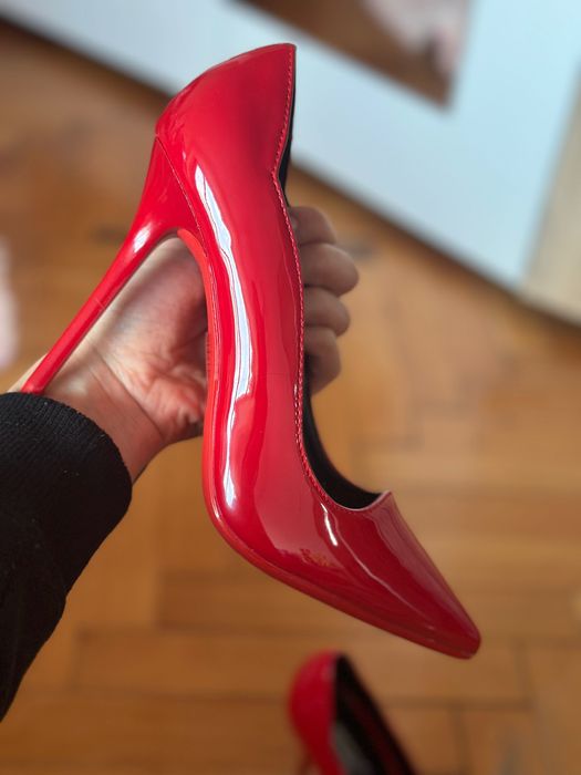 Чисто нови червени токчета