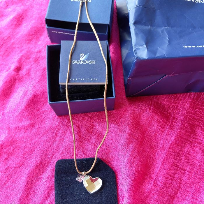 Колие "Сваровски" със сърце и  миниатюрна пеперудка оригинално