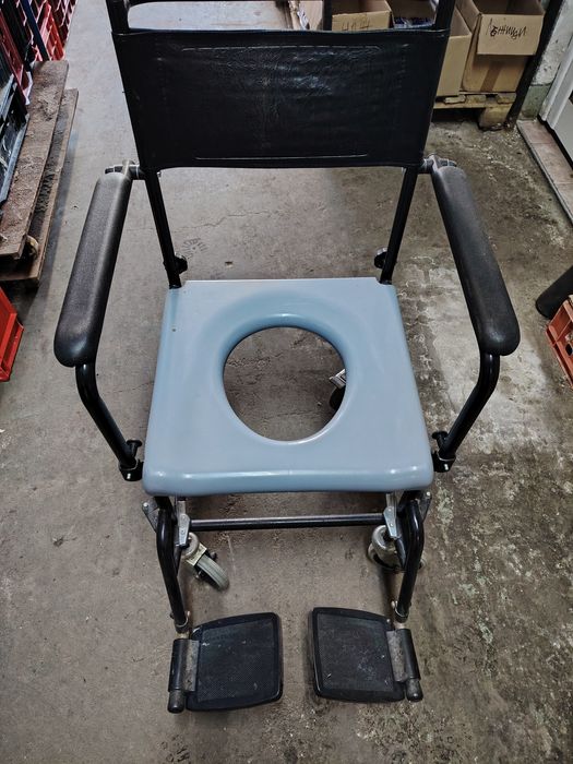 Инвалиден стол и тоалетна